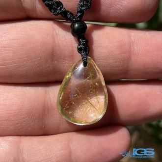 گردنبند سنگ روتیل طلایی با بند بافت مکرومه فری سایز کوارتز روتایل rutile quartz