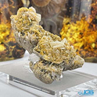 سنگ ولفونیت نارنجی کمیاب ترین سنگ کلکسیونی Wulfenite