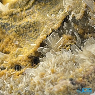 سنگ ولفونیت نارنجی کمیاب ترین سنگ کلکسیونی Wulfenite