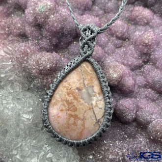 گردنبند سنگ رودونیت سنگ عشق با بافت مکرومه Rhodonite