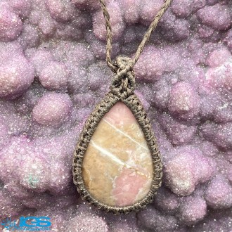 گردنبند سنگ رودونیت سنگ عشق با بافت مکرومه Rhodonite