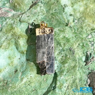 گردنبند سنگ کیانیت راف تراش نخورده با آب کاری طلا بدون بند Kyanite