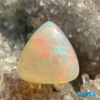 نگین سنگ اوپال سفید درخشان اصل استرالیا Opal