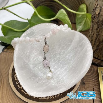 گردنبند سنگ رزکوارتز با بند و مروارید طبیعی  rose quartz