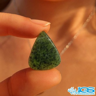 نگین یشم افغان اصل سبز روی دست برای نمایش اندازه واقعی