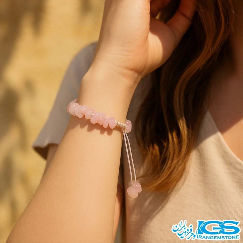 دستبند رزکوارتز صورتی طبیعی روی دست | Rose Quartz Bracelet on Hand