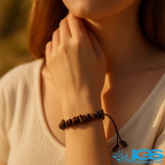 دستبند چشم ببر قهوه‌ای طلایی روی دست | Tiger Eye Bracelet on Hand