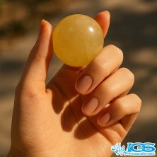 گوی سیترین در دست سنگ طبیعی