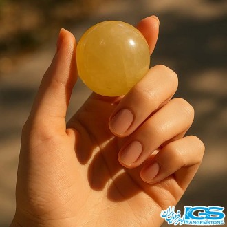 گوی سیترین در دست سنگ طبیعی