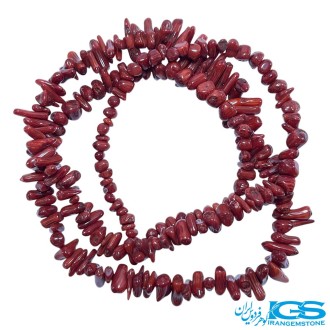 گردنبند مرجان قرمز راف  چیپسی  در گردن مدل خانم