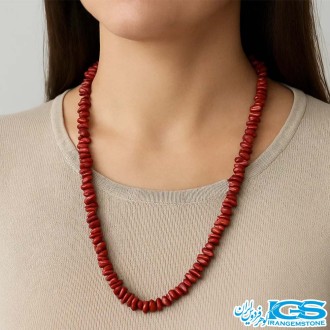 گردنبند مرجان قرمز راف  چیپسی در گردن مدل