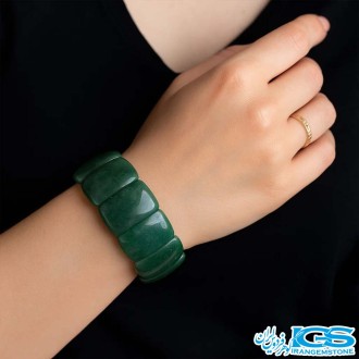 دستبند یشم سبز کشی در دست مدل