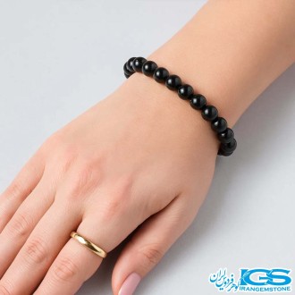 دستبند تورمالین سیاه کشی  در دست مدل