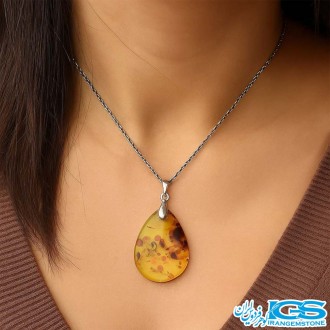 گردنبند سنگ کهربا در گردن مدل