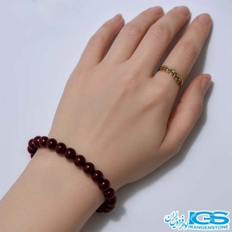 نمای روی دست دستبند گارنت کشی اصل سنگ عشق و انرژی