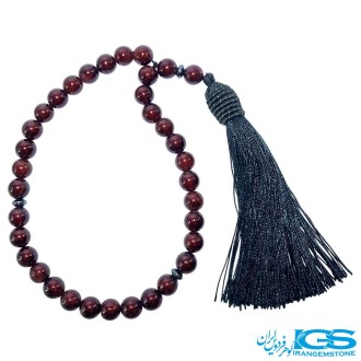 عکس نزدیک از تسبیح سنگ گارنت سرخ ۳۳ دانه‌ای با منگوله مشکی
