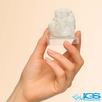 سنگ آکوامارین راف در دست مدل