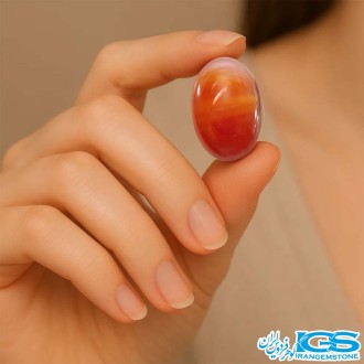 نگین عقیق کارنلین نارنجی در دست مدل