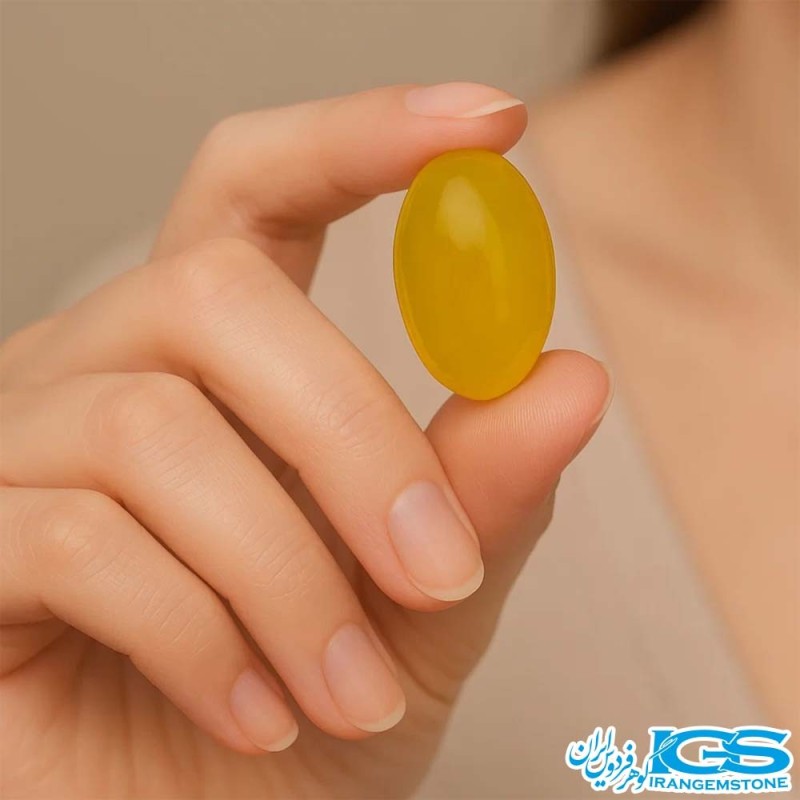 نگین عقیق زرد شرف الشمس در دست مدل