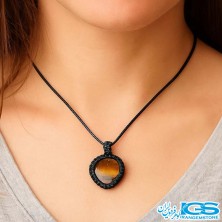 گردنبند سنگ چشم ببر مکرومه بافی در گردن مدل