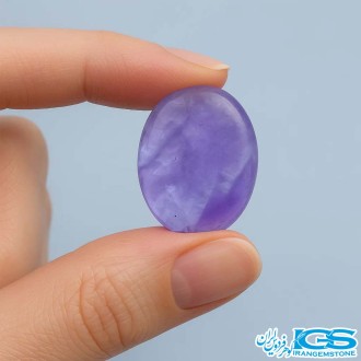 نگین سنگ آمیتیست | نماد آرامش و محافظت در دست مدل