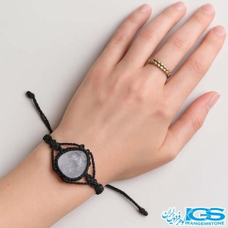 دستبند سنگ کریستال کوارتز مکرومه بافی در دست مدل