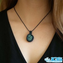 گردنبند یشم سبز طرح حیوان مکرومه بافی