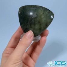 سنگ لابرادوریت راف دکوری در دست مدل