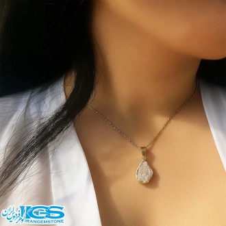 گردنبند سنگ کریستال کوارتز در گردن مدل