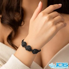دستبند تورمالین مکرومه‌بافی مشکی روی دست زنانه مدل روز برای هدیه