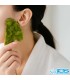 استفاده از گواشا سنگ یشم سبز برای ماساژ صورت و لیفتینگ طبیعی پوست
