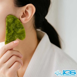استفاده از گواشا سنگ یشم سبز برای ماساژ صورت و لیفتینگ طبیعی پوست