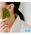 ماساژ صورت گواشا سنگ طبیعی یشم سبز | آرامش و جوانسازی پوست