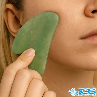 استفاده از گواشا سنگ یشم سبز برای ماساژ گونه و کاهش پف صورت