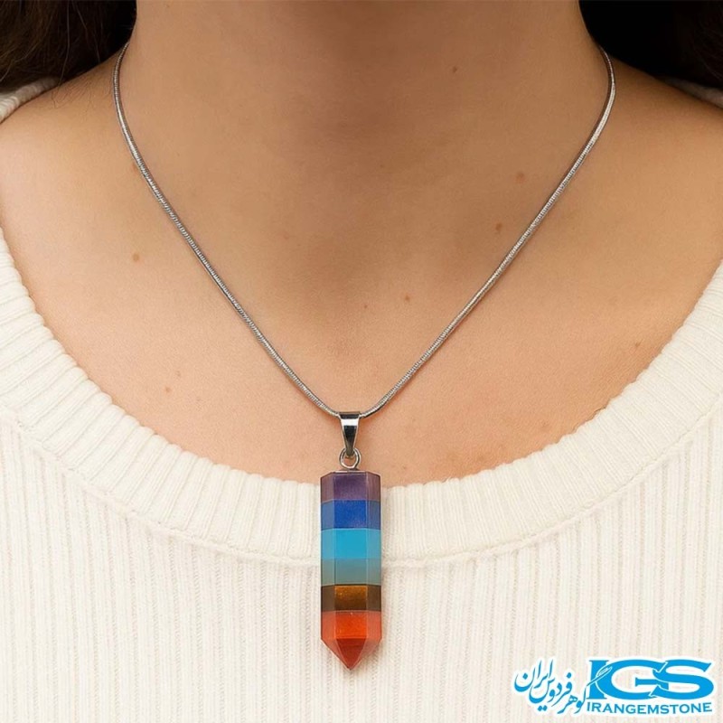 گردنبند هفت چاکرا اصل روی گردن، با طراحی منحصر به فرد و لایه‌های مختلف از سنگ‌های قیمتی برای تقویت چاکراها