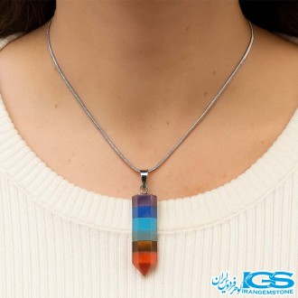 گردنبند هفت چاکرا اصل روی گردن، با طراحی منحصر به فرد و لایه‌های مختلف از سنگ‌های قیمتی برای تقویت چاکراها