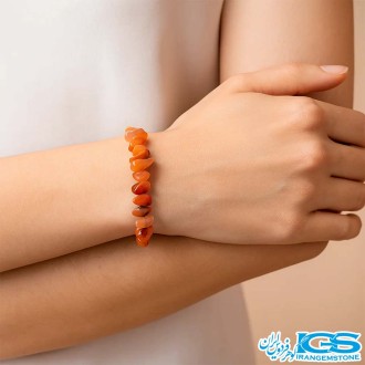 دستبند کارنلین راف چیپسی مکرومه بافی در دست مدل