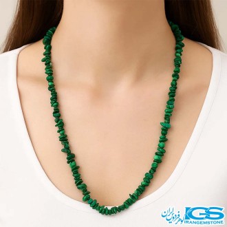 گردنبند سنگ مالاکیت راف چیپسی آرامش‌بخش در گردن مدل
