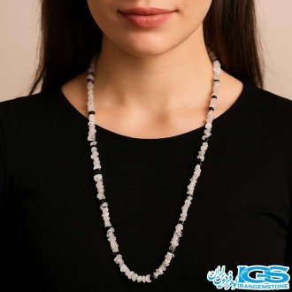 گردنبند تورمالین کوارتز راف چیپسی در گردن مدل