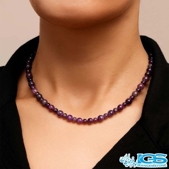 گردنبند سنگ آمیتیست  در گردن مدل