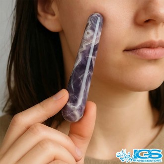 ماساژ صورت آمیتیست سنگ طبیعی آرامش‌بخش بر روی صورت