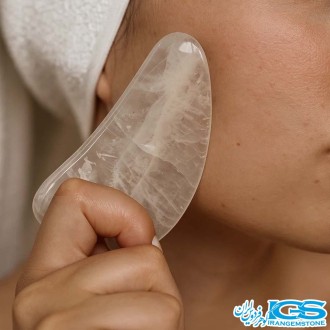 گواشا ماساژ صورت کریستال کوارتز بر روی صورت