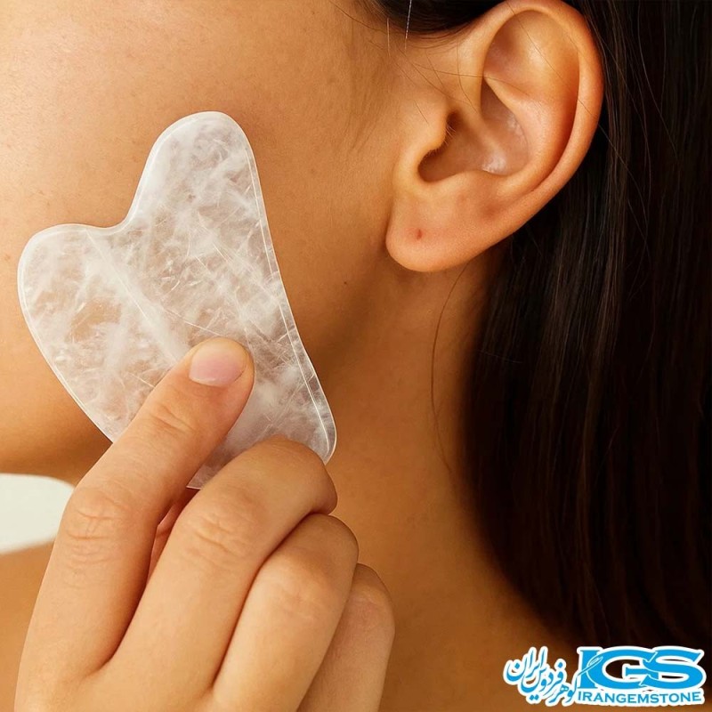 گواشا کریستالا کوارتز بر روی صورت