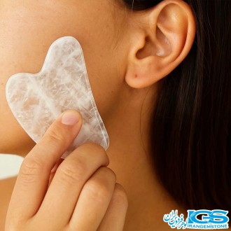گواشا کریستالا کوارتز بر روی صورت
