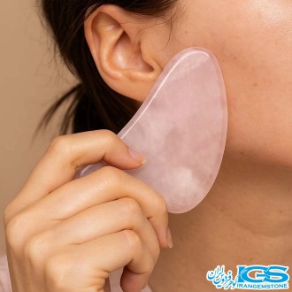 ماساژ گواشا سنگ رزکوارتز اصل | برای زیبایی و آرامش پوست روی پوست