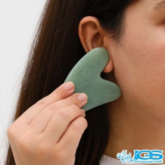 پک ماساژ صورت آونتورین | جید رول و گواشا سنگ طبیعی یشم سبز گواشا در دست