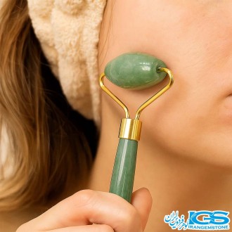 پک ماساژ صورت آونتورین | جید رول و گواشا سنگ طبیعی یشم سبز رول در دست