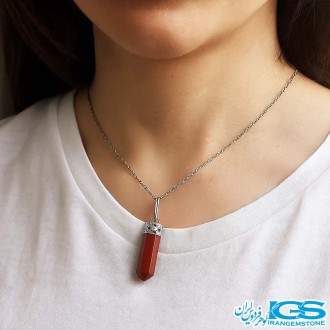 گردنبند منشور سنگ جاسپر قرمز بر روی گردن مدل زن