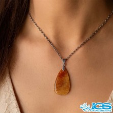 گردنبند سنگ روتایل طلایی  در گردن مدل