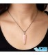 گردنبند رزکوارتز فشنگی سنگ عشق بر روی بدن و مدل زن